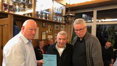 Bild: Stefan Bock/exb
Ludwig Bock (Mitte) ist seit stolzen 70 Jahren Mitglied bei der SpVgg Schirmitz. Seine Ehrung überreichen Vorsitzender Sigi Pautsch und Zweiter Vorsitzender Reinhard Herrmann.