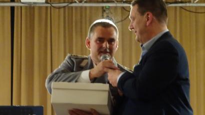 Bild: Houschka
Der aus Maxhütte-Haidhof stammende Alexander Schöffel (links) spielt in Schwarzenfeld sein letztes Hallenkonzert mit dem Gebirgsmusikkorps der Bundeswehr. Sein Freund und früherer Berufskollege Christian Ziegler
(rechts) schenkt ihm einen Karton. Darin befindet sich eine Torte, der man in der Konditorei die Form einer Trommel gegeben hatte.