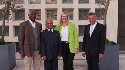 Bild: snn
Ruhestandspfarrer Joseph Madathiparampil (Zweiter von links) feiert sein 60-jähriges Priesterjubiläum in Hohenkemnath. Ihm gratulieren Pfarrgemeinderatssprecherin Marion Baume (Zweite von rechts), Pfarrer Klaus Birnthaler (rechts) und Pfarrvikar Charles Nwamiro (links).
