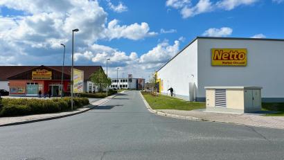 Bild: Gabi Schönberger
Netto neben Netto: So sieht es aktuell in der Robert-Bosch-Straße aus. Den einstigen Markt (links) wird es künftig nicht mehr geben.