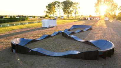 Symbolbild: Pumptrack.de/exb
Für einen Monat hat die Gemeinde Speichersdorf eine mobile Pumptrack-Anlage wie diese angemietet. Damit möchte die Kommune ausloten, wie groß das Interesse der Jugendlichen und Kinder an einer solchen Freizeiteinrichtung ist, um gegebenenfalls einmal einen festen Rundkurs zu errichten.