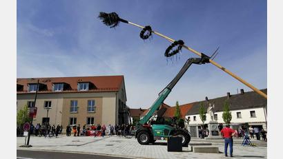 Bild: gz
Mit maschinellem Einsatz hievt zweiter Bürgermeister Thomas Kleber den Maibaum in die Verankerung.
