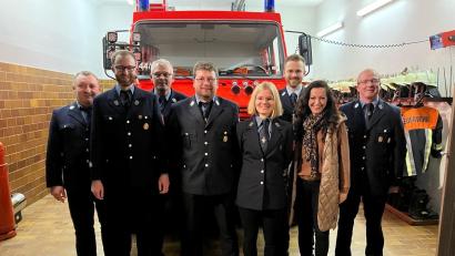 Bild: Feuerwehr Schurbach/exb
Bei der Jahreshauptversammlung gab es auch Ehrungen und Beförderungen. Von links: Albert Popp, Johannes Kuchenreuther, Vorsitzender Markus Kuchenreuther, Berthold Bayer, Maja Popp, der Waldershofer Vorsitzende Fabian Totzauer, Bürgermeisterin Margit Bayer und Alexander Hecht.