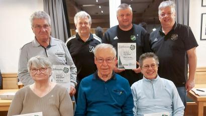 Bild: TSV Reuth/exb
Die Verantwortlichen des TSV mit den Geehrten (hinten, von links) Franz Bauer, Vorsitzender Peter Schieder, Magnus Neugirg und Zweiter Vorsitzender Helmut-Stefan Neugirg sowie (vorne, von links) Zita Bauer, Gerhard Anzer und Margret Schels.