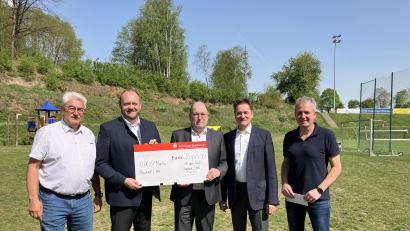 Bild: Achim Neupert/exb
Freuen sich gemeinsam über die Spende. Rupert Troppmann, Landrat Andreas Meier, Vorstandsmitglied Johann Zach, Michael Hauer und Achim Neupert (von links).