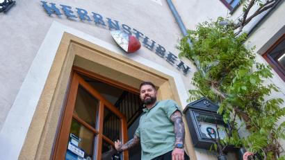 Bild: Stephan Huber
Sebastian Apfel öffnete am Dienstag, 30. April, zum letzten Mal "Das Eisenherz" am Spitalgraben. Vor 2015 befanden sich dort die Herrnstuben, wie immer noch am Eingang zu lesen ist.