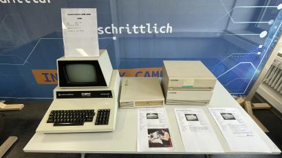 Bild: Informatik-Campus Wiesau/exb
Als vor vier Jahrzehnten die EDV-Schulen in Wiesau aus der Taufe gehoben wurden, war die Computertechnik – hier ein Ausstellungsstück an der Schule – noch sehr überschaubar.