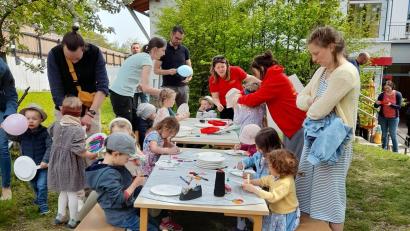 Bild: Stefanie Peschla/exb
Beim Kinderhausfest in Parkstein wird gemeinsam gebastelt, gespielt und gelacht.