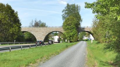Bild: Portner
Die Dreibogenbrücke über die B22 führt über die Staatsstraße und den Radweg aus Richtung Niedermurach in die Stadt Oberviechtach hinein. Das Bauwerk aus den 1930-er Jahren ist als Denkmal ausgewiesen.