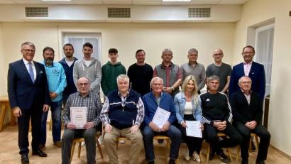 Bild: FC Tirschenreuth/exb
Die Geehrten mit Bürgermeister Franz Stahl (links) und FC-Vorsitzendem Harald Siegert (stehend, rechts).