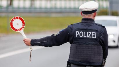 Symbolbild: Daniel Karmann/dpa
Die Polizei kontrollierte am Dienstag einen Autofahrer.