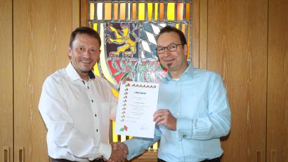 Bild: Stadt Weiden/Pressestelle/exb
Oberbürgermeister Jens Meyer (links) heißt den neuen Baudezernenten Alkmar Zenger willkommen.