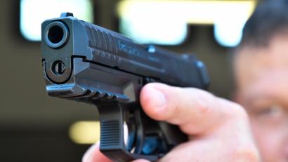 Symbolbild: Petra Hartl
Mit gezogener Dienstwaffe bringt die Polizei den mit zwei Macheten bewaffneten Mann in Kastl zu boden.