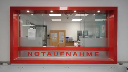 Archivbild: tr
2019 wurde der völlig modernisierte OP-Trakt mit neu gestalteter Notaufnahme im Krankenhaus Tirschenreuth in Betrieb genommen. Seit Ende März 2024 ist nur noch eine Notfallambulanz in Betrieb. Es gibt keine Intensivbetten mehr. Chirurgie, Geburtshilfe und Gynäkologie wurden nach Weiden verlegt.