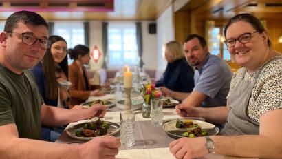 Bild: Martina Beierl/exb
Das Speed-Dating-Event ist gelungen. Bärenwirtin Susanne Richthammer (rechts) aus Rieden verkocht Fleischprodukte von Bio-Landwirt Christian Rester (links), der nur wenige Kilometer entfernt einen Naturland-Bio-Hof betreibt.