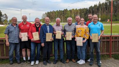 Bild: Erwin Herbert/exb
Vorsitzender Andreas Wiesner (von links) und Alexander Sommer ehrten Anton Haller und Hans Höfler für 60 Jahre Mitgliedschaft. Walter Witetschek ist 50 Jahre dabei, Oskar Lottner ebenfalls 60 Jahre. 50 Jahre treu sind Bernhard Honig, Simon Cholodov, Emma Honig und Bernd Schmid.