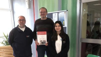 Bild: BRK Wiesau/exb
Stellvertretender BRK-Bereitschaftsleiter Richard Meierl (links) und Merve Yasar vom Jugendrotkreuz dankten Anton Englmann für 50 Blutspenden.