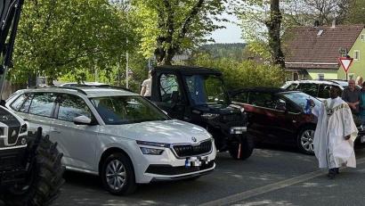 Bild: Roman Melzner/exb
Pfarrvikar Dr. Linus Chukwudi Nwankwo schritt die Reihen ab, um die Fahrzeuge zu segnen.