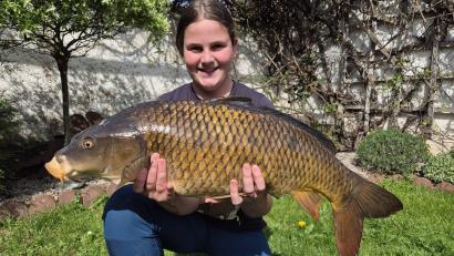Bild: Jennifer König/exb
7,5 Kilogramm wiegt dieser Karpfen, den Leonie Siebert an Land zog.