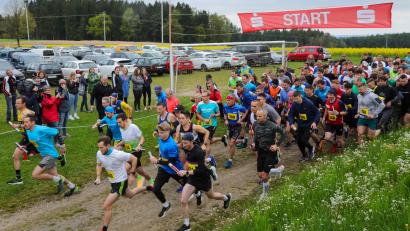Bild: Wolfgang Steinbacher
Der 38. Amberg-Sulzbacher Landkreislauf beginnt am Samstag, 4. Mai, um 8 Uhr in Ensdorf. Ziel ist in Kauerhof. Angemeldet sind 2156 Läufer in 196 Staffeln. Im Vorjahr (Bild) starteten 1958 Läufer in 178 Teams in Ehenfeld. Ziel war damals Kirchenreinbach.