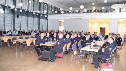 Bild: Florian Trißl/exb
Die Kommandanten und ihre Stellvertreter waren zusammen mit den Kreisführungsdienstgraden in die Stadthalle nach Erbendorf eingeladen.