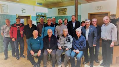 Bild: gz
Die neuformierte Vorstandschaft um Vorsitzenden Robert Hantzsch (stehend, Siebter von links) gratuliert den langjährigen Mitgliedern, vor allem (sitzend, von rechts) Franz Korn, Günther Hierold, Kurt Baumann und Johann Götz für 40 Jahre in der Siedlergemeinschaft.