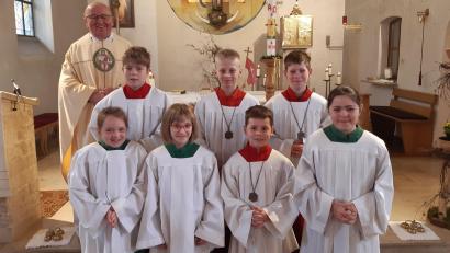 Bild: Agnes Bösl/exb
Pfarrer Wilhelm Bauer heißt neue Ministranten in Kleinschwand willkommen.