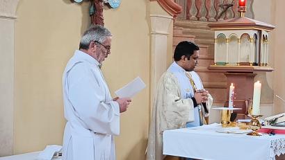 Bild: Wolfgang Plonner/exb
Diakon Georg Lindner (links) und Pfarrer Jithin Mathew in der Wallfahrtskirche Maria Loreto.