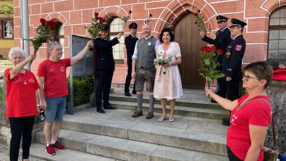 Bild: ksa
Nach ihrer standesamtlichen Trauung werden Rommi und Erwin Schneider von Gratulanten vor dem Rathaus erwartet.