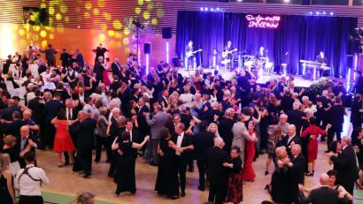 Bild: Götz
Zahlreiche Besucher sorgen beim elften Stadtball in Schwandorf für ein stets volles Tanzparkett.