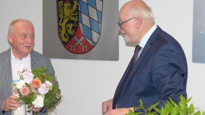 Bild: hme
Martin Staffe (links) nimmt für "Lichtblicke" eine Spende von Georg Stahl, Kreisvorsitzender der Senioren-Union, entgegen.