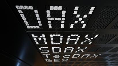 Symbolbild: Arne Dedert/dpa
Die Indizes der Deutschen Börse mit Dax, MDax, SDax, TecDax und Gex auf einer Anzeigetafel im Handelssaal der Frankfurter Wertpapierbörse. Welche Risiken sollten Privatanleger kennen?