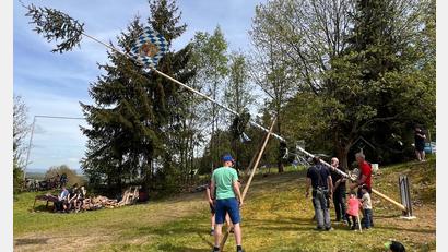 Bild: Turnverein Waldsassen/exb
Mit vereinten Kräften haben Mitglieder des Turnvereins Waldsassen an der Skianlage Schloppach einen Maibaum aufgerichtet.