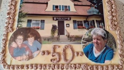 Bild: Michaela Stauber/exb
Eine Torte zum Jubiläum: Sieglinde Wittmann ist seit 50 Jahren Wirtin in Krickelsdorf.