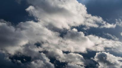 Symbolbild: Robert Michael/dpa-Zentralbild/dpa
Das Wochenende zeichnet sich durch einen schwer vorherzusagenden Wetter-Mix aus.