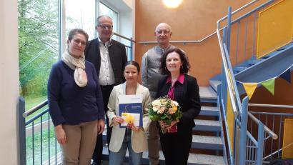 Bild: Kreismusikschule Tirschenreuth/exb
Whitted Honie (Mitte) freute sich über die Auszeichnung. Es gratulierten (von links) stellvertretende Musikschulleiterin Klaudia Kormann, Bürgermeister Roman Schäffler, Bernhard Müller vom Förderverein MUT und Lehrerin Margit Sollfrank.