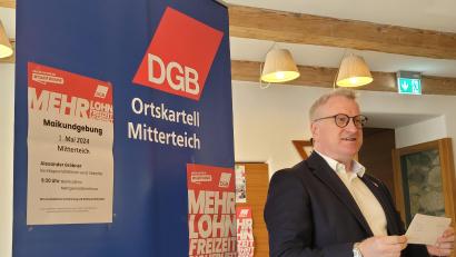 Bild: Verdi Oberpfalz/exb
Verdi-Bezirksgeschäftsführer Alexander Gröbner bei seiner Mairede im Mehrgenerationenhaus in Mitterteich.