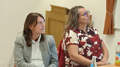 Bild: bjp
Sabrina Schaffner vom Bauamt der Verwaltungsgemeinschaft Pressath (links) erläutert dem Trabitzer Gemeinderat Sinn und Nutzen eines Baumkatasters, das Bürgermeisterin Carmen Pepiuk zur Diskussion gestellt hatte.