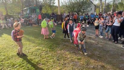 Bild: Kinderhaus Steinwaldzwerge/exb
Im Kinderhaus "Steinwaldzwerge" stand das Maifest auf dem Programm.