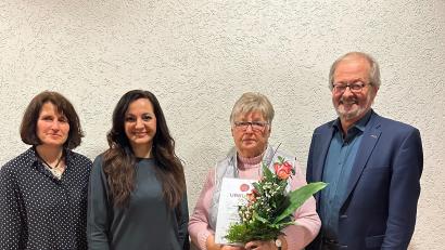 Bild: Maximilian Kastner/exb
Martha Kuhbandner (Dritte von links) erhielt die Ehrennadel in Gold der Stadt Waldershof. Dazu gratulierten (von links) Vorsitzende Ruth Schindler, Bürgermeisterin Margit Bayer und Helmut Härtl.