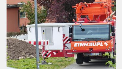 Bild: sl
Beim ehemaligen Löschteich in Döllnitz wird eine der neuen Ortsnetzstationen gebaut und installiert.