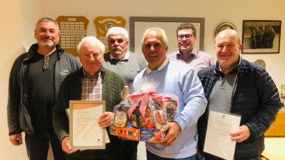 Bild: Kolping Riglasreuth/exb
Die Verantwortlichen der Kolpingsfamilie Riglasreuth mit den Geehrten (von links) Herbert Koller, Ehrenmitglied Karl Stehbach, Gerhard Schmid, Walter Pirner, Stefan König und Manfred Philipp.