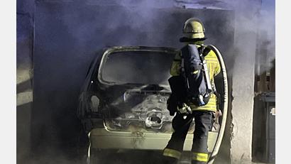 Bild: Polizeiinspektion Amberg
Auch der rasche Einsatz der Feuerwehr konnte bei einem Brand in der Glückaufstraße nicht verhindern, dass ein Auto in einer Garage komplett ausbrannte.