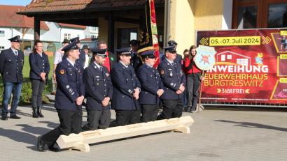 Bild: gi
Mit einem großen Aufgebot war die Feuerwehr Burgtreswitz zum Patenbitten zur Moosbacher Wehr gekommen. Beim traditionellen Knien auf hartem Holzscheit flehten die Burgtreswitzer um die Übernahme der Patenschaft.