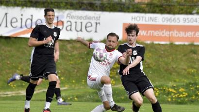 Archivbild: Hubert Ziegler
Spielertrainer Helmut Jurek (vorne links) und der SV Inter Bergsteig Amberg wollen verhindern, dass der TSV Königstein um Benedikt Guttenberger bereits am Wochenende die Meisterschaft bejubeln kann.