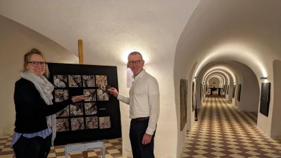 Bild: pz
Doris Ranftl (im Bild zusammen mit Dekan Pfarrer Dr. Thomas Vogl) zeigt im Mai in der Krypta (Bild) der Basilika Waldsassen ein außergewöhnliches Kunstprojekt, an dem Besucherinnen und Besucher aktiv mitwirken können.