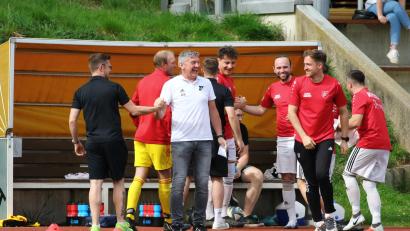 Bild: Dieter Jäschke
Gut lachen hat aktuell Klaus Schinner (weißes Shirt): Der Trainer des ASV Haidenaab hat mit seiner Mannschaft Platz zwei im Visier. An den letzten beiden Spieltagen kommt es zum Fernduell mit dem punktgleichen SV Kohlberg.