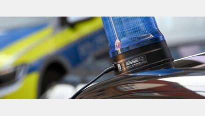 Symbolbild: Hendrik Schmidt/dpa-Zentralbild/dpa/Symbolbild
Ein bislang unbekannter Autofahrer hat in Marktredwitz einen Straßenpoller angefahren.