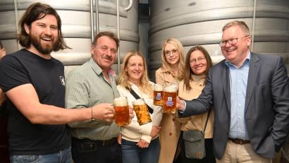 Bild: gf
Bräu Maximilian Winkler (links) zapfte die ersten Schlucke Dultbier zum Verköstigen direkt aus dem Lagertank ab. Weiter von links: Festwirt Reinhard Gschrey, Simone Böhm-Donhauser, ACC-Geschäftsführerin Erika Sauerwein, Maria Frank und Oberbürgermeister Michael Cerny.