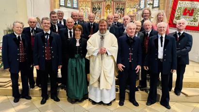 Bild: Bernd Hofmann
Den Chor des Gesang- und Musikvereins zeigt das Bild zusammen mit Pater Vincenz nach der Messe in der Kirche